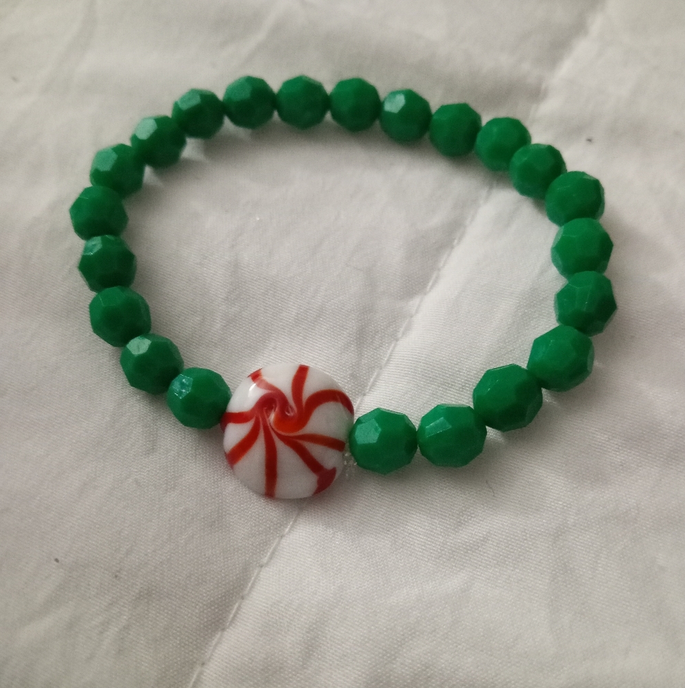 Hand Crafted CHRISTMAS holiday green crystal peppermint swirl beaded bracelet